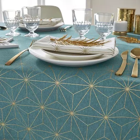 Noel Nordic Star Tablecloth na may Golden Color Pattern.