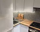 ห้องครัวเค้าโครง 6 เมตรพร้อมตู้เย็น: ภาพของตัวอย่างที่ประสบความสำเร็จและเคล็ดลับการลงทะเบียน 10036_108