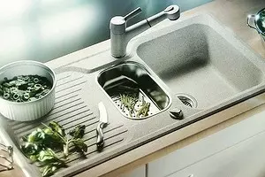 Cara memasang wastafel di dapur di worktop: 5 langkah sederhana 10043_1
