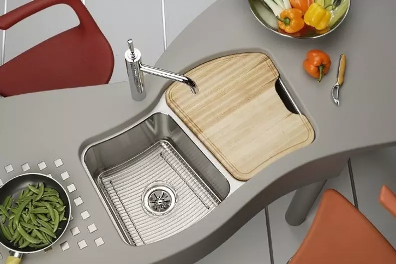 Cách cài đặt bồn rửa trong bếp trong bàn làm việc: 5 bước đơn giản
