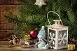 6 Antitränder in der Dekoration des Weihnachtsbaums und der Dekoration des Hauses für das neue Jahr