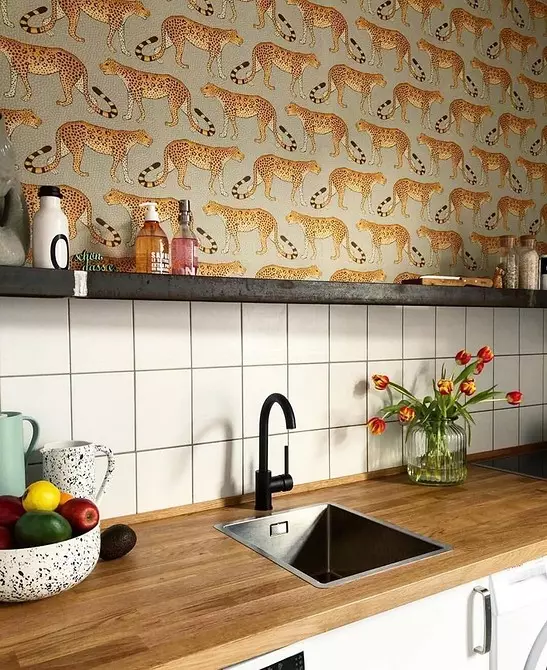 私たちは台所のための壁紙を選びます：材料、色、そして成功した組み合わせ 10054_24