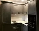 Khushchev मध्ये रेफ्रिजरेटर सह स्वयंपाकघर डिझाइन: 45 उदाहरणे जे पुनरावृत्ती केले जाऊ शकते 10089_12