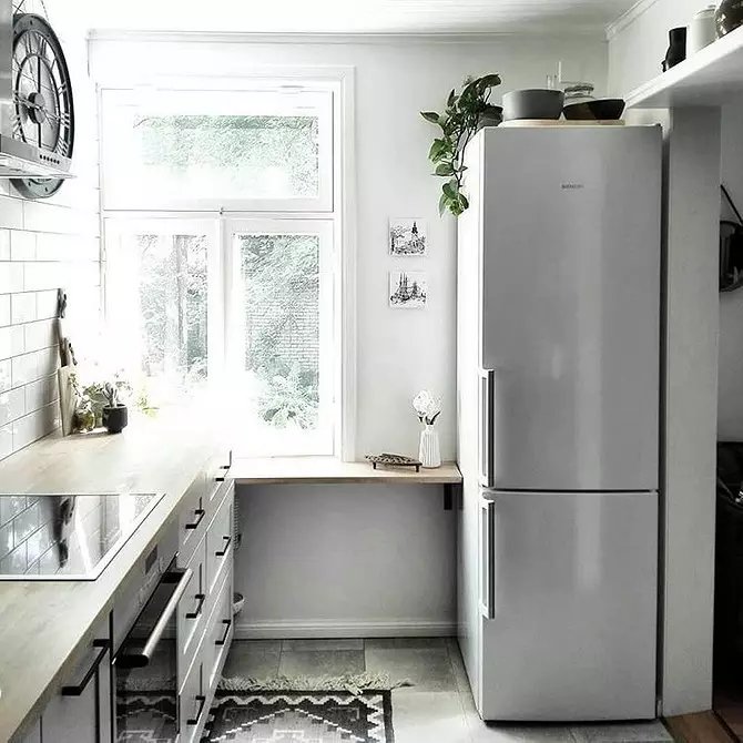 Khushchev मध्ये रेफ्रिजरेटर सह स्वयंपाकघर डिझाइन: 45 उदाहरणे जे पुनरावृत्ती केले जाऊ शकते 10089_21