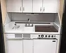 Khushchev मध्ये रेफ्रिजरेटर सह स्वयंपाकघर डिझाइन: 45 उदाहरणे जे पुनरावृत्ती केले जाऊ शकते 10089_28