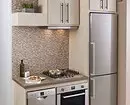 Khushchev मध्ये रेफ्रिजरेटर सह स्वयंपाकघर डिझाइन: 45 उदाहरणे जे पुनरावृत्ती केले जाऊ शकते 10089_30