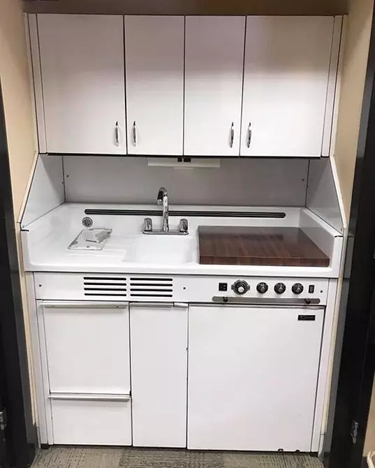 Khushchev मध्ये रेफ्रिजरेटर सह स्वयंपाकघर डिझाइन: 45 उदाहरणे जे पुनरावृत्ती केले जाऊ शकते 10089_31