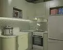 Khushchev मध्ये रेफ्रिजरेटर सह स्वयंपाकघर डिझाइन: 45 उदाहरणे जे पुनरावृत्ती केले जाऊ शकते 10089_80