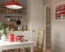 Khushchev मध्ये रेफ्रिजरेटर सह स्वयंपाकघर डिझाइन: 45 उदाहरणे जे पुनरावृत्ती केले जाऊ शकते 10089_93