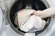 कपड़े और घरेलू वस्त्रों को धोने के लिए आपको कितनी बार आवश्यकता होती है: 8 चीजों के लिए टिप्स