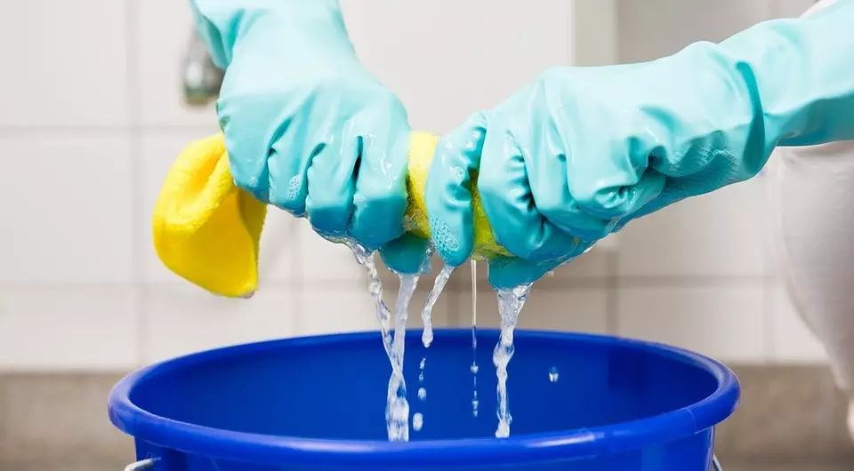 Kā mazgāt atkritumu spaini virtuvē un saglabāt to no smaržas: 7 no nepieciešamajiem padomiem