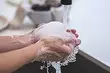 Kaip plauti rankas nuo dažų, kvapo žuvų ir dar 6 nemalonių dalykų