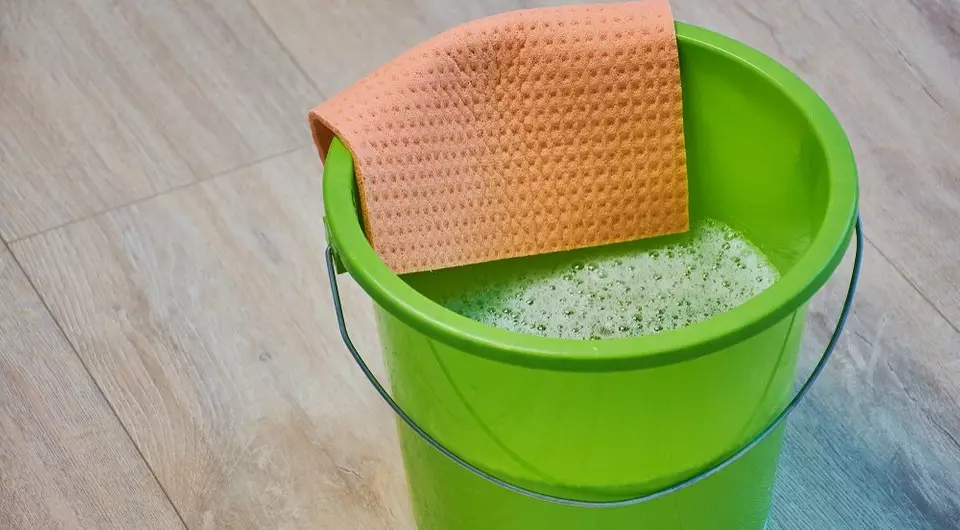 Bagaimana untuk membasuh baldi sampah di dapur dan simpan dari bau: 7 dari tip yang diperlukan 10116_7