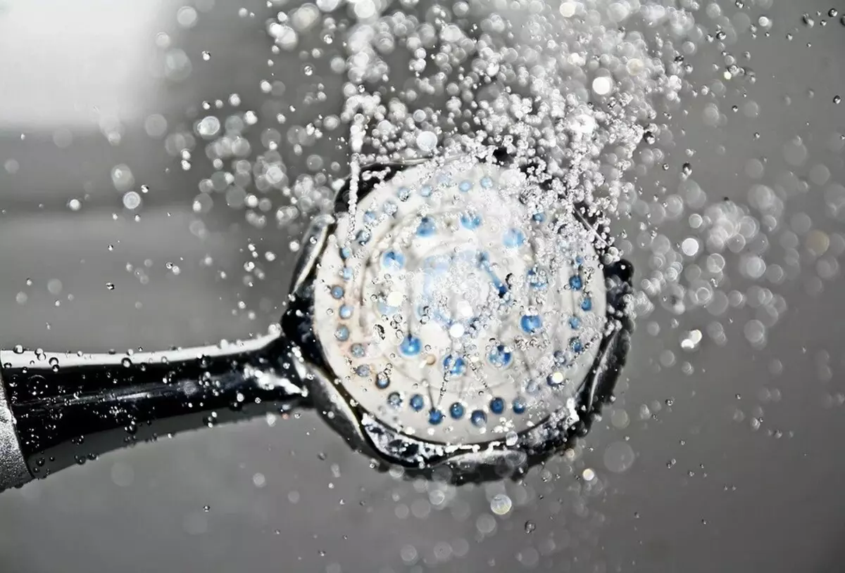 Linisin ang shower ay maaaring: 9 mga tip na magiging kapaki-pakinabang sa lahat 10121_3