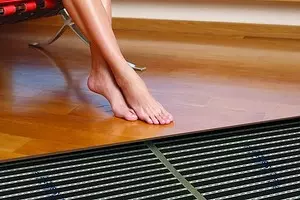 Filmo šilto grindų montavimas pagal laminatą: visas žingsnis po žingsnio instrukcija 10123_1