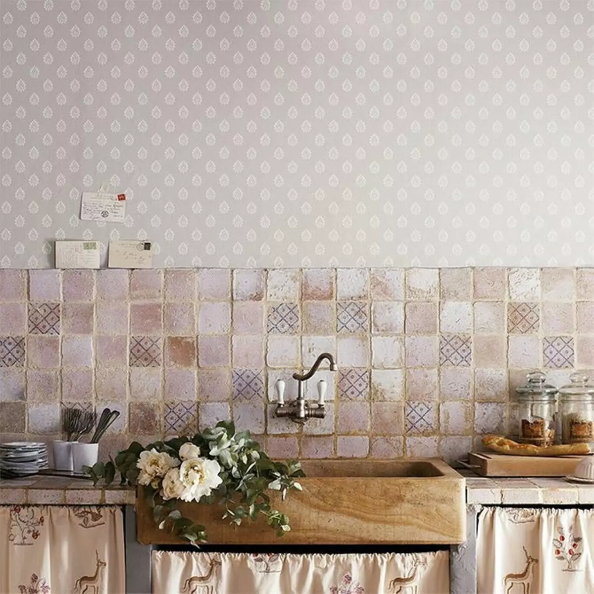 Papel tapiz para una cocina pequeña, espacio para aumentar visualmente: 50 mejores ideas 10129_10