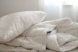 8 أخطاء في مجال العناية بالنسيج في غرفة النوم (يفسدون الجلد والهواء ورفاهتك) 10132_1