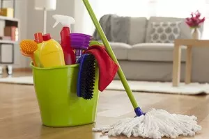 9 خيارات لاستخدام كحول الأمونيا في التنظيف (يمكنك حفظ على المواد الكيميائية المنزلية) 10140_1