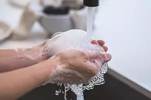 Sådan vasker du dine hænder fra maling, lugt fisk og yderligere 6 ubehagelige ting 10142_1