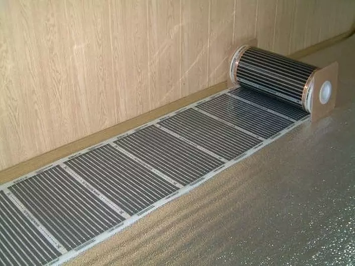 Apa lantai hangat lebih baik di bawah lamina: tiga pilihan yang mungkin 10185_10