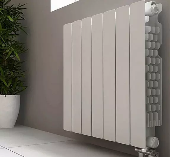 Kedu ihe dị mma, bimetictic ma ọ bụ radiators aluminom: tụnyere ma họrọ 10215_8