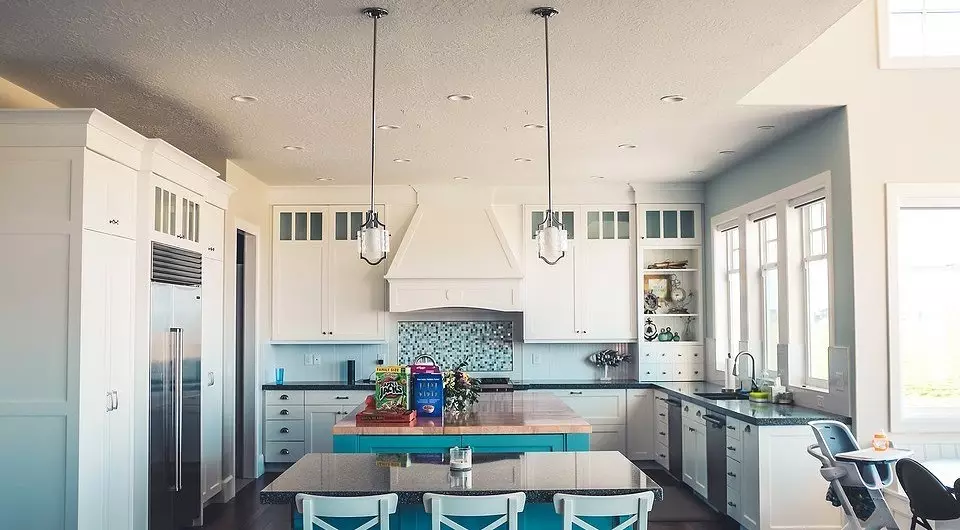 Kjøkkenlysekroner i moderne stil: 100 + bilder av de beste modellene og tipsene for å velge
