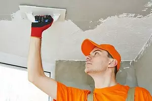 Wat is better om it plafond te ôfstekken: gips en pleisterjen as plestêdriden? 10298_1