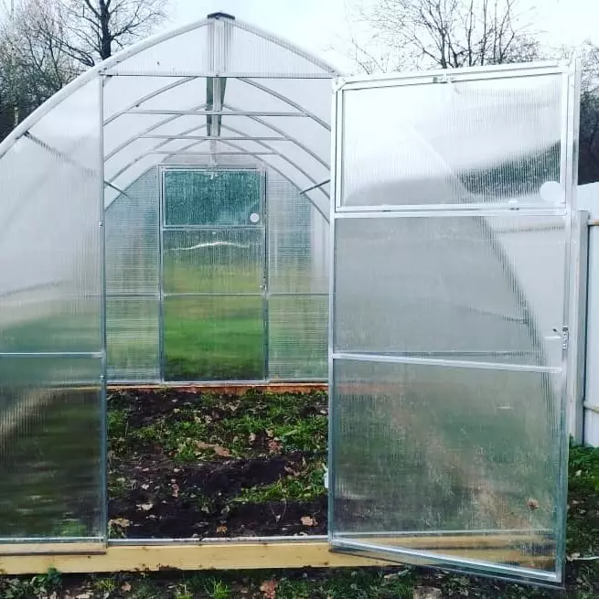 Kindi celebê polycarbonate ji bo Greenhouse çêtir e: 5 pîvanan hilbijêrin 10345_11