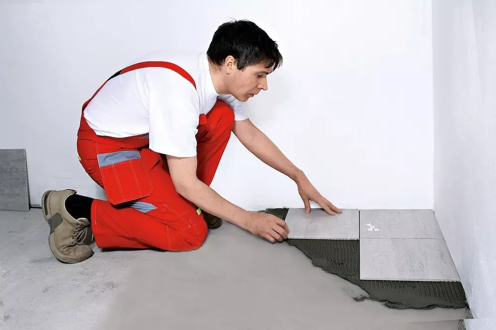 Giunsa paghimo ang salog sa banyo: tanan nga mga lakang gikan sa waterproofing hangtod sa pagkakabukod 10385_39