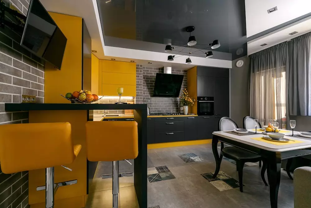 Apartment in Kaliningrad: Gray Truck with Yellow Accents 10415_16