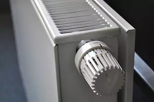 Chagua heater kwa ghorofa: aina 4 za vifaa na sifa zao 10431_1