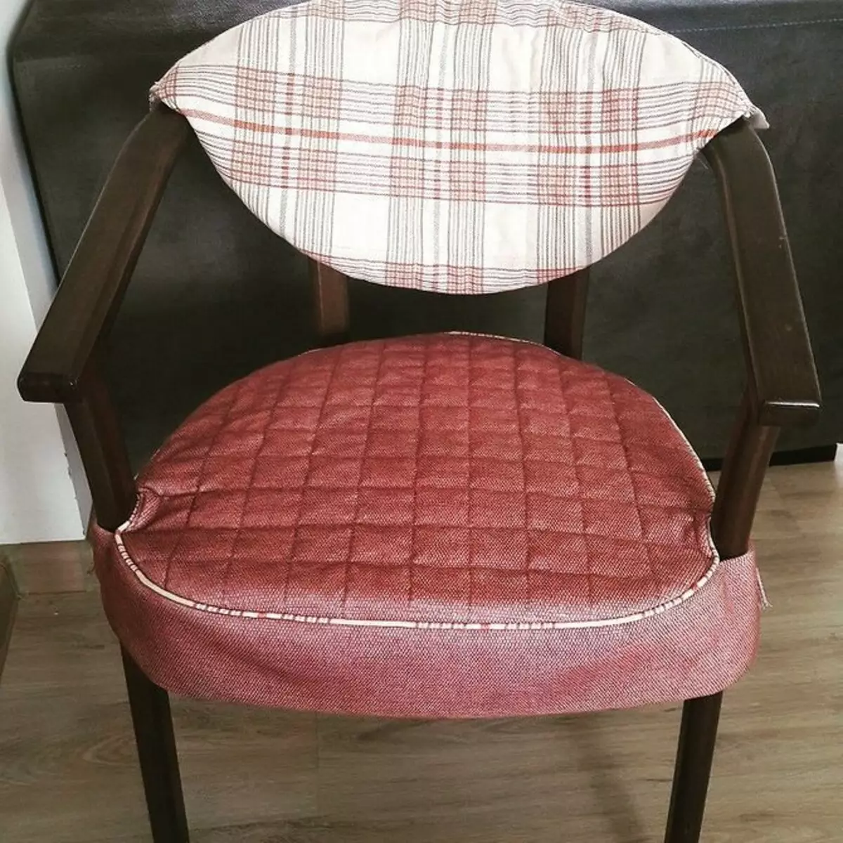 Fall på en stol med egna händer: Välj material, smula och sy 10453_90
