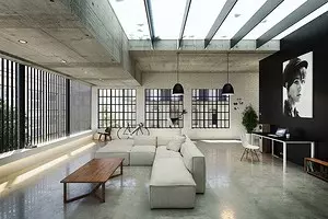 Loft stil strop: najbolji materijali, ispravan dekor, dizajn opcije za različite prostorije 10529_1