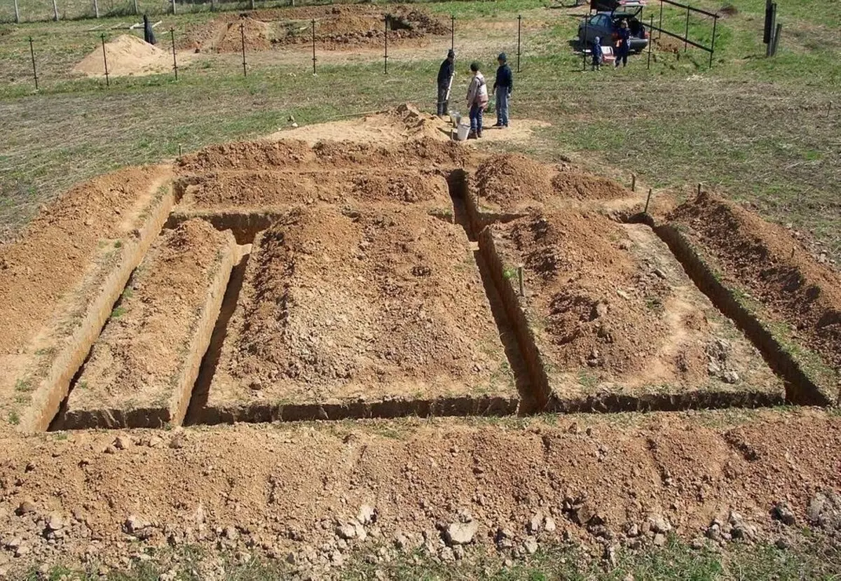 Si të derdhni një fondacion fjongo me duart tuaja: udhëzime hap pas hapi 10533_15