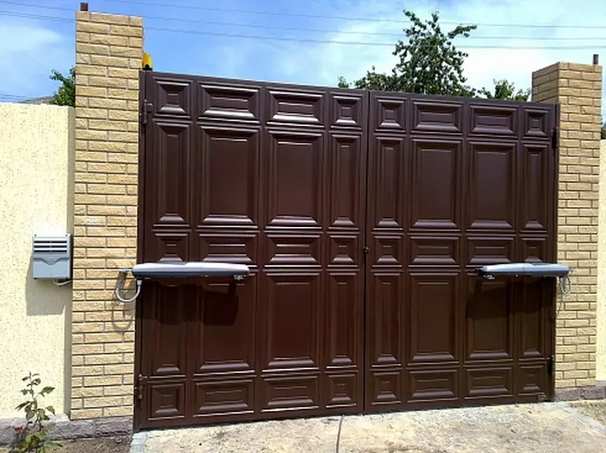 Kako narediti vrata z lastnimi rokami: Značilnosti nihanja, drsnih in dvižnih struktur 10552_35