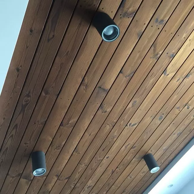 Techo de madera en el apartamento: Qué hacerlo y cómo instalarse. 10566_34