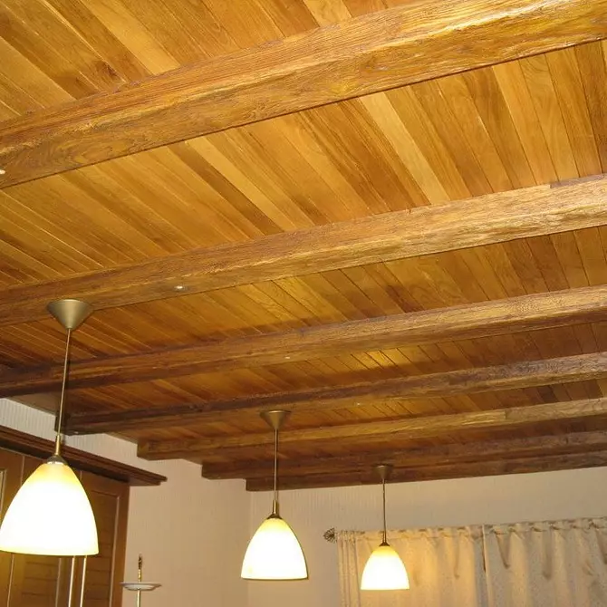 Sostre de fusta a l'apartament: què fer i com instal·lar-se 10566_40