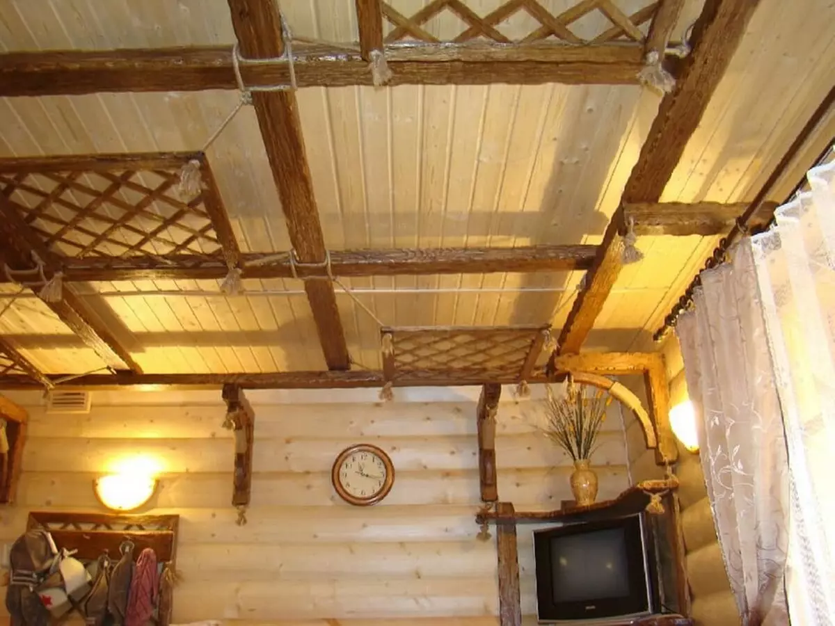 Wooden ceiling sa apartment: Ano ang dapat gawin at kung paano i-install ang iyong sarili 10566_59