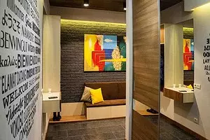 Fali dekorációs lehetőségek a folyosón: 10 legjobb anyag és tervezési jellemzők 10576_1