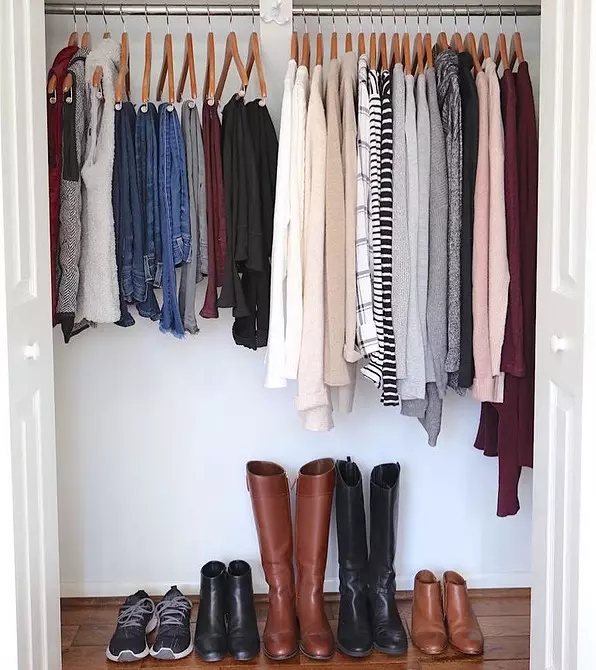 10 Design Hacks para sa isang maliit na wardrobe room 10589_20