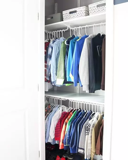 10 Design Hacks para sa isang maliit na wardrobe room 10589_21