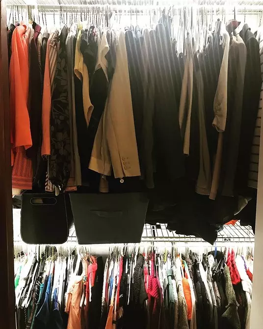 10 Design Hacks para sa isang maliit na wardrobe room 10589_95