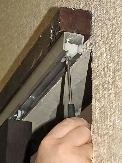 Schakel deuren in het appartement: 4 De meest voorkomende uitsplitsingen en manieren om ze te repareren 10610_14