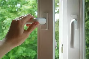 Prendersi cura delle finestre di plastica: 7 cose che nessuno lo fa 10624_1