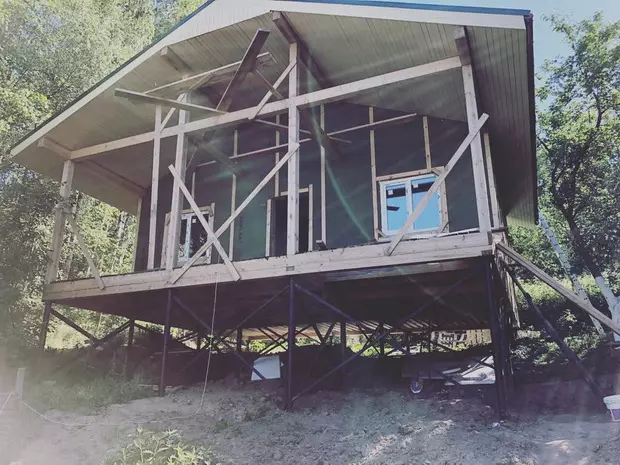 Huis op de stichting op de stapel-schroef