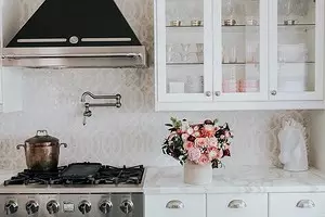 Dapur putih dalam gaya moden: 11 Contoh reka bentuk yang anda akan memikat 10649_1