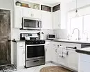 आधुनिक शैलीतील पांढरा स्वयंपाकघर: 11 डिझाइन उदाहरणे जे आपण मोहक कराल 10649_12
