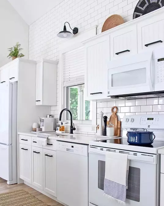 Λευκή κουζίνα σε μοντέρνο στυλ: 11 παραδείγματα σχεδιασμού που θα γοητεύσετε 10649_18