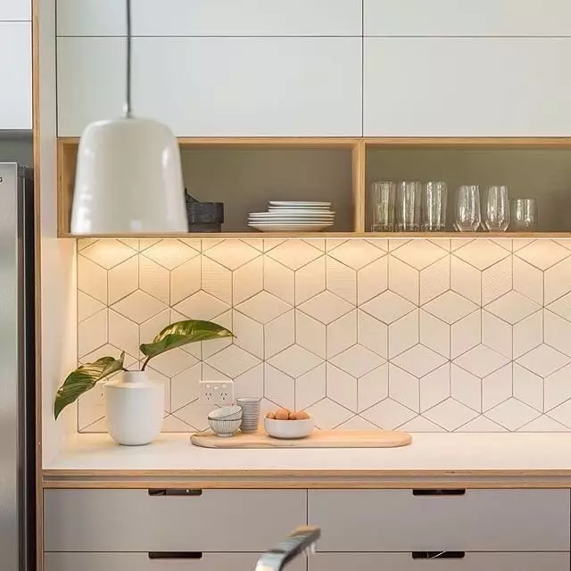 Witte keuken in moderne stijl: 11 ontwerpvoorbeelden die u betovert 10649_26