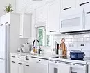 Λευκή κουζίνα σε μοντέρνο στυλ: 11 παραδείγματα σχεδιασμού που θα γοητεύσετε 10649_3